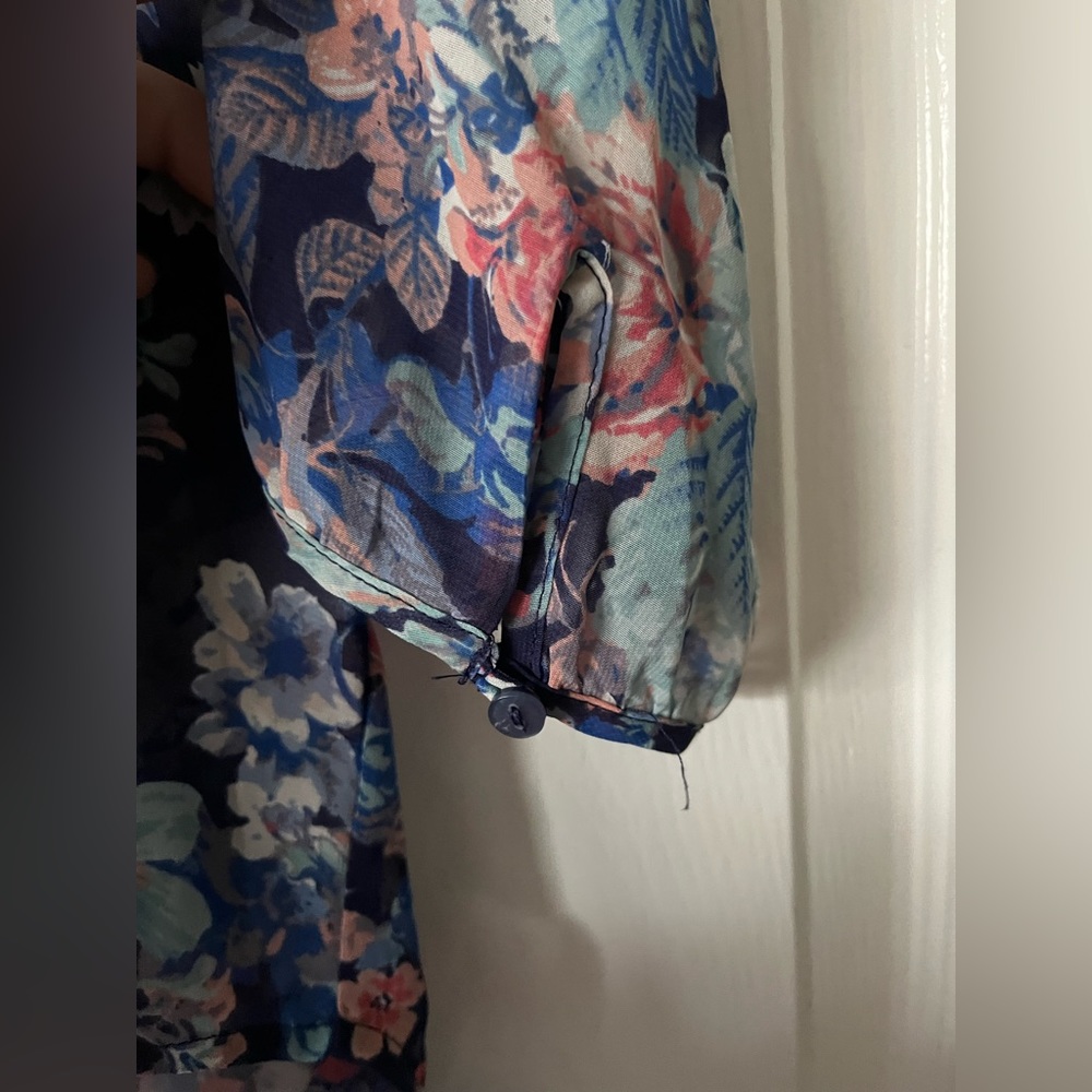LC Lauren Conrad Size MEDIUM floral blouse 🌸 - Picture 7 of 9